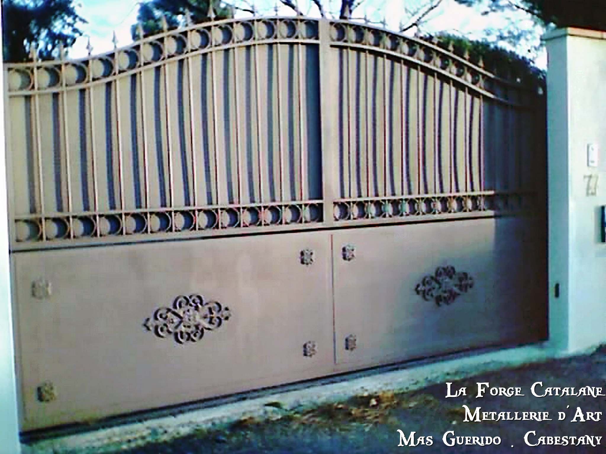 portail full tole palmettes rosaces en fonte chapeau de gendarme frises forge catalane.jpg